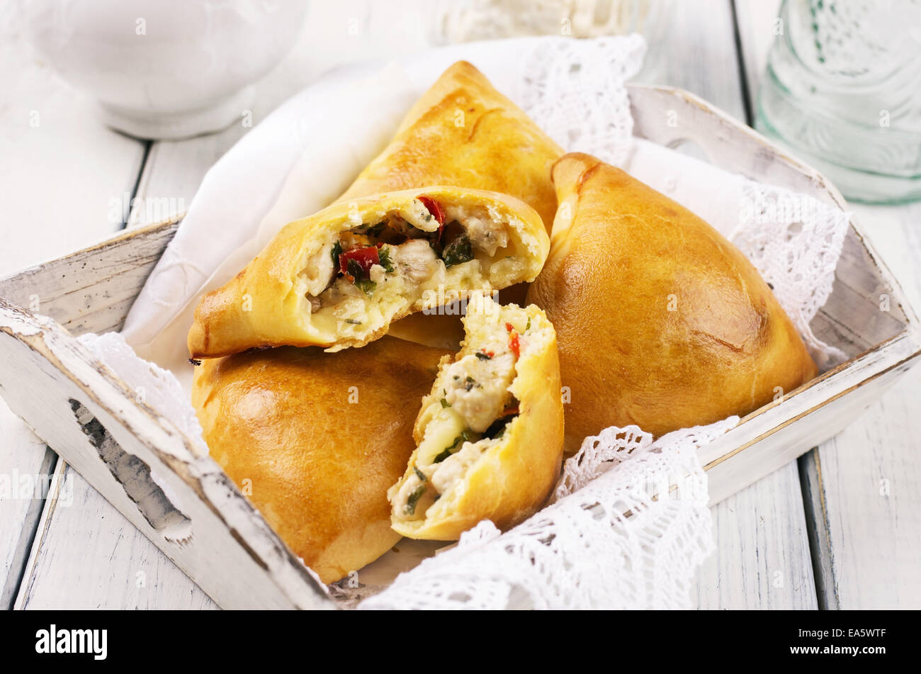gebackene Samosa mit Huhn Stockfoto