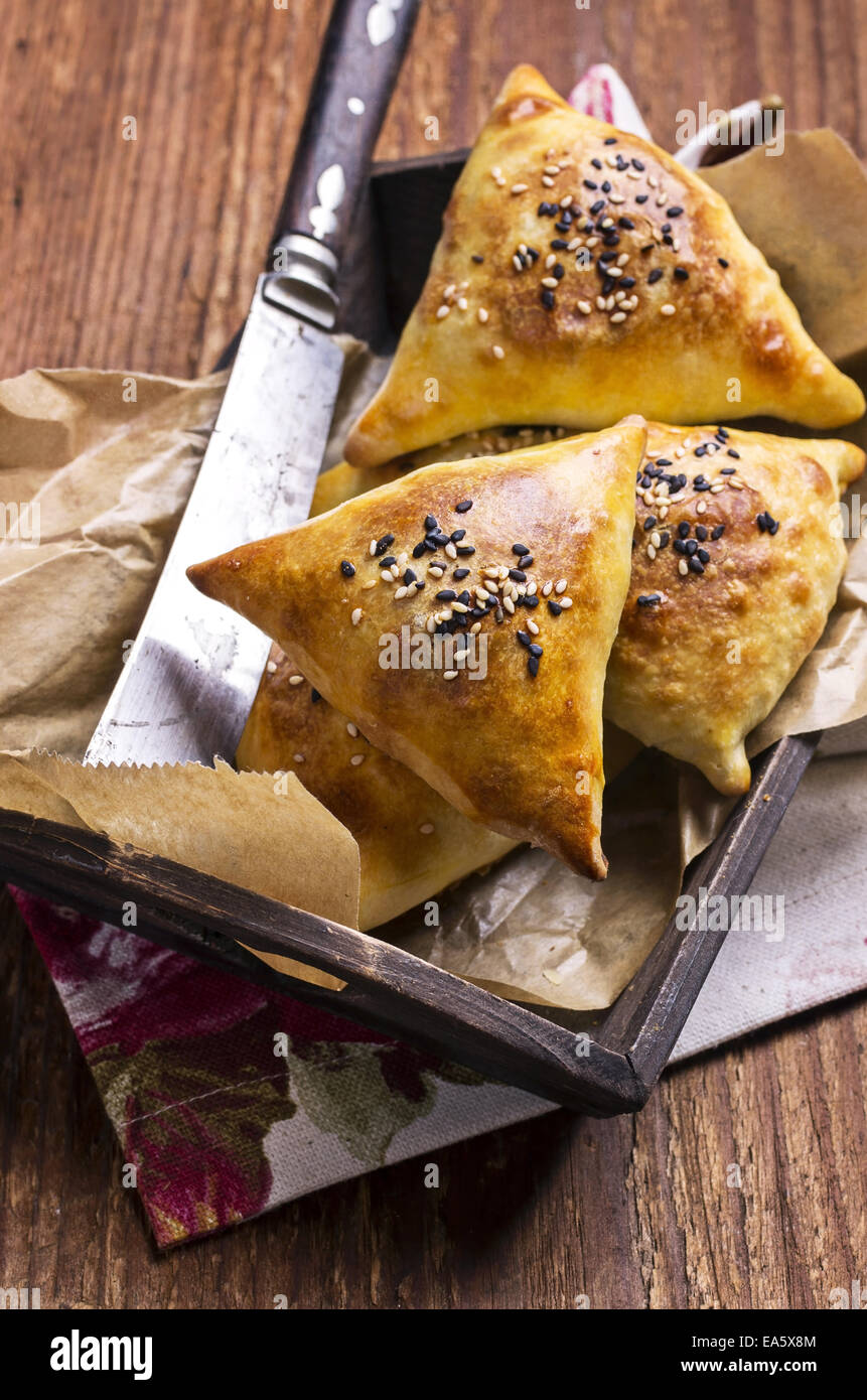 gebackene samosa Stockfoto