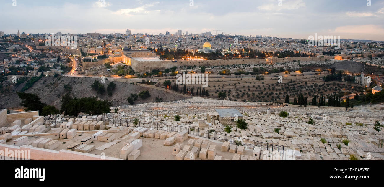 Den Tempelberg und die Gräber aus dem Ölberg in Jerusalem vorne in der Dämmerung Stockfoto