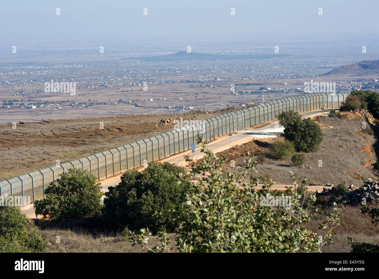 Der Zaun an der Grenze zwischen Israel und Syrien von einem Hügel auf den Golan-Höhen in Israel gesehen Stockfoto