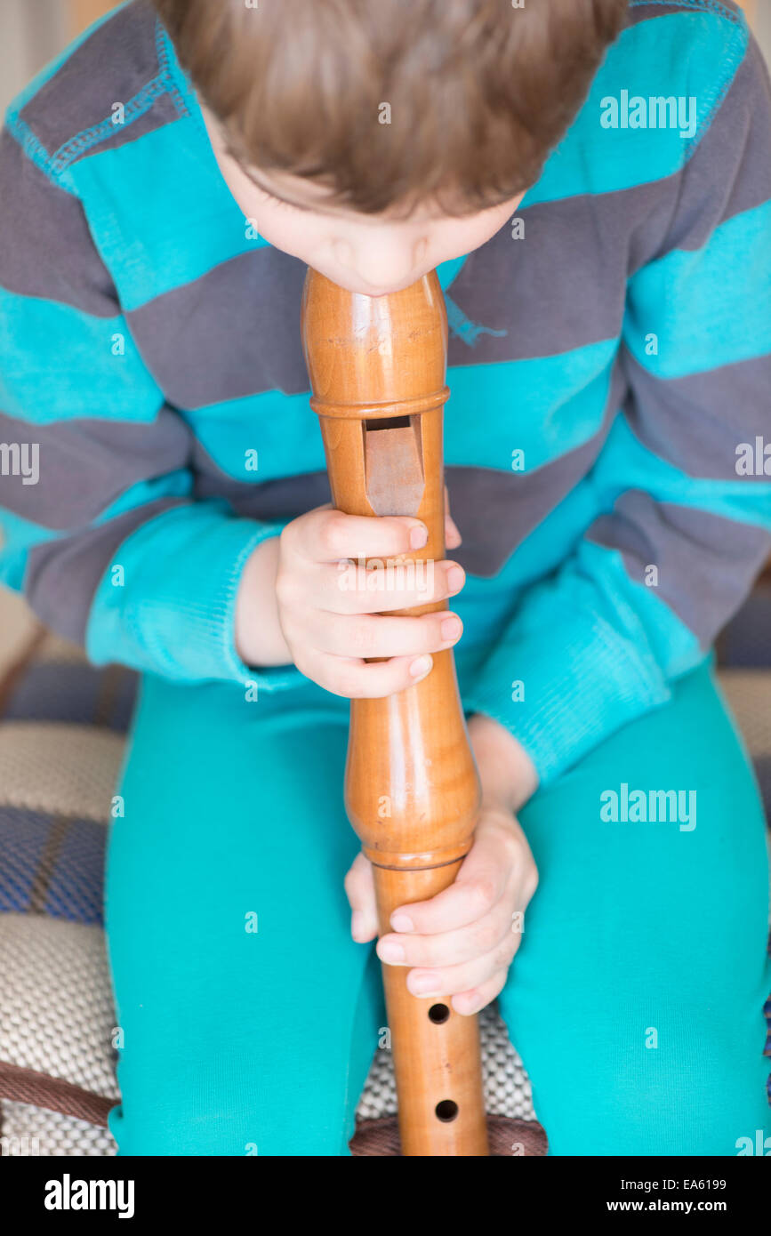Kleine Mädchen spielen Holzflöte Stockfoto