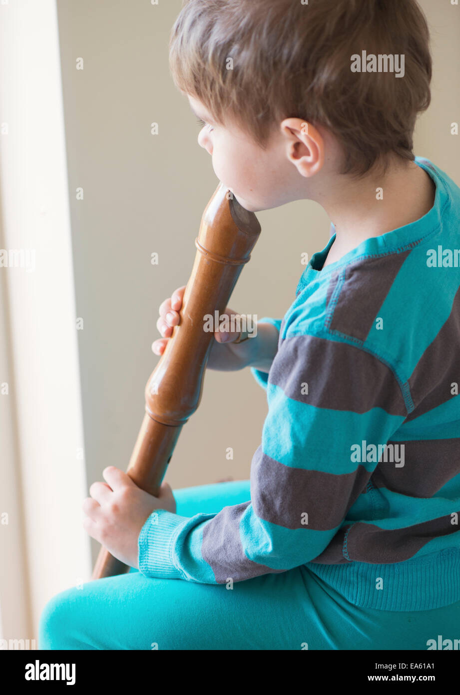 Kleine Mädchen spielen Holzflöte Stockfoto