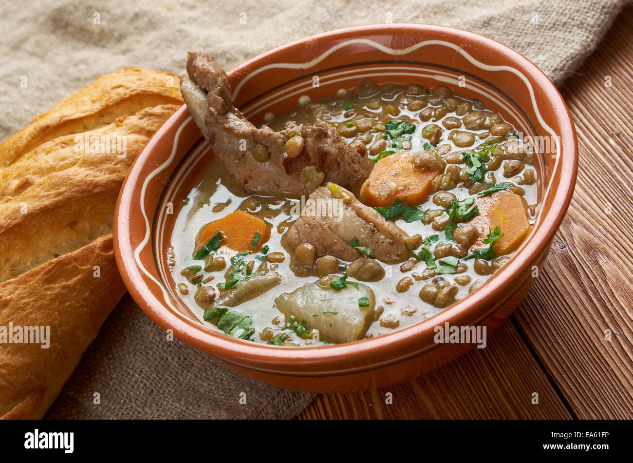 Französisch-Suppe mit Linsen und Dijon-Senf Stockfoto