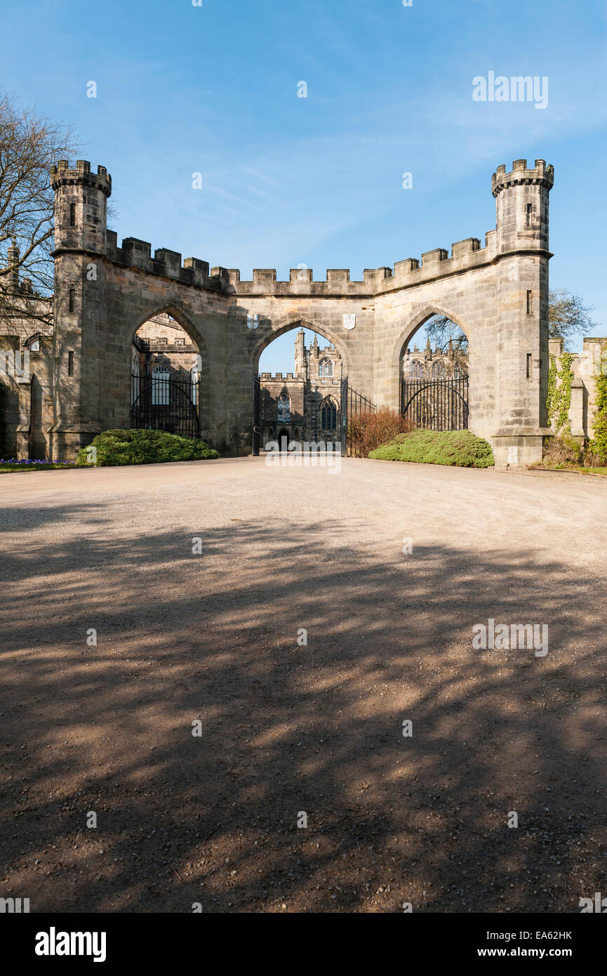 Auckland Burg (Bischofspalast), County Durham, Großbritannien. Der Eingang durch die Bildwand oder Garten-Bildschirm (von James Wyatt) Stockfoto