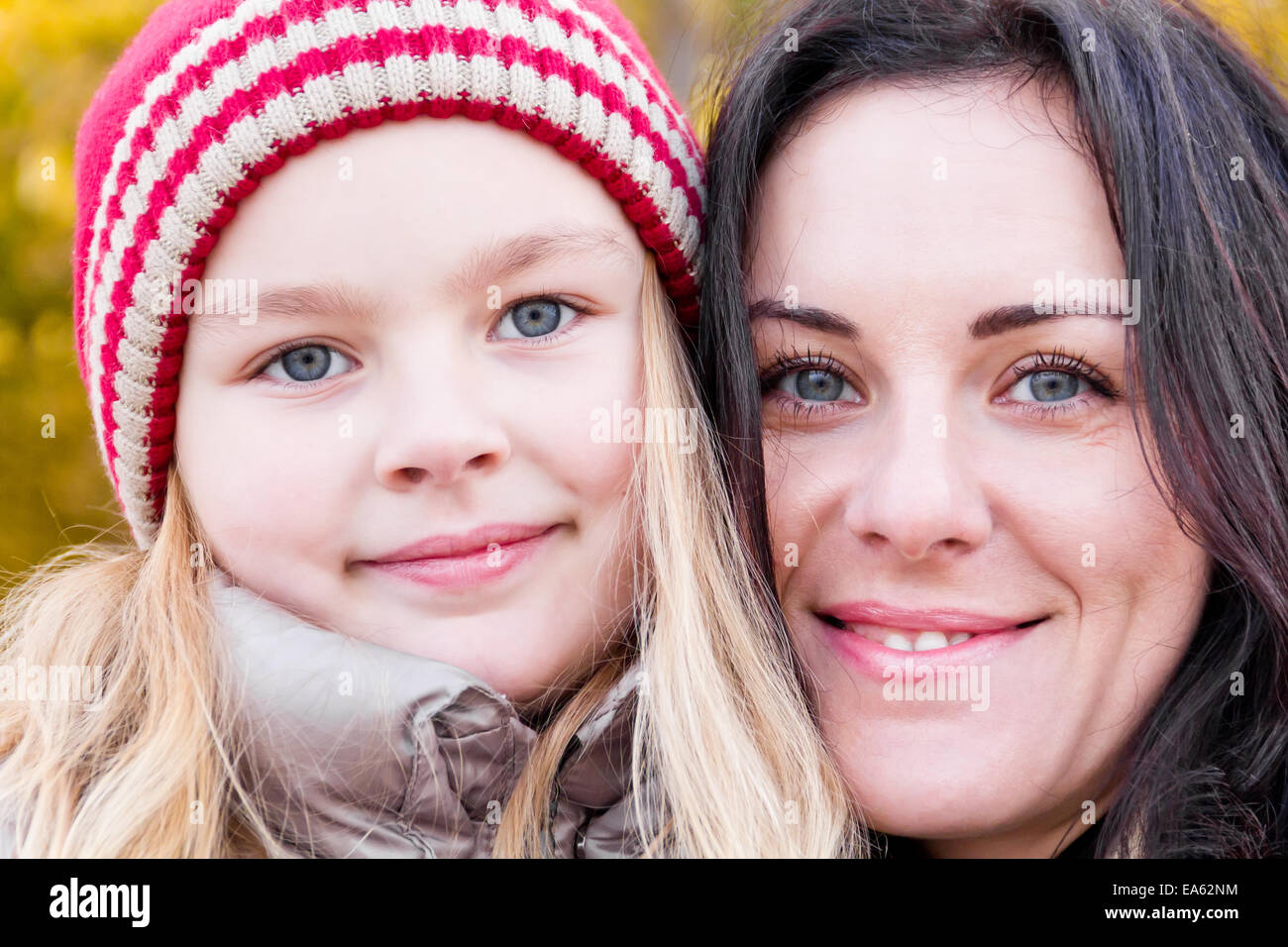 Mutter und Tochter im Herbst Stockfoto