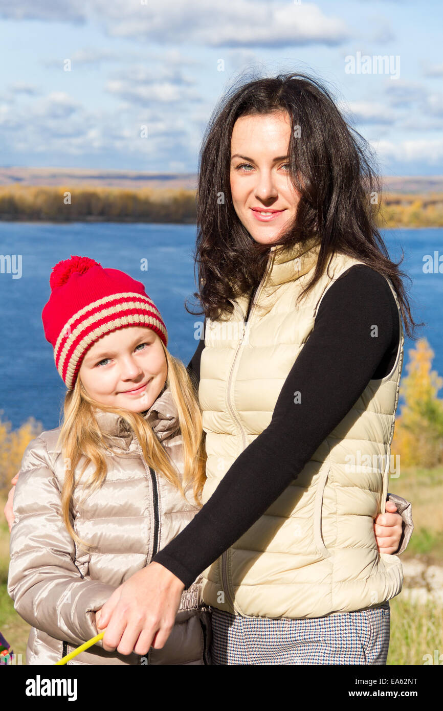 Mutter und Tochter im Herbst Stockfoto