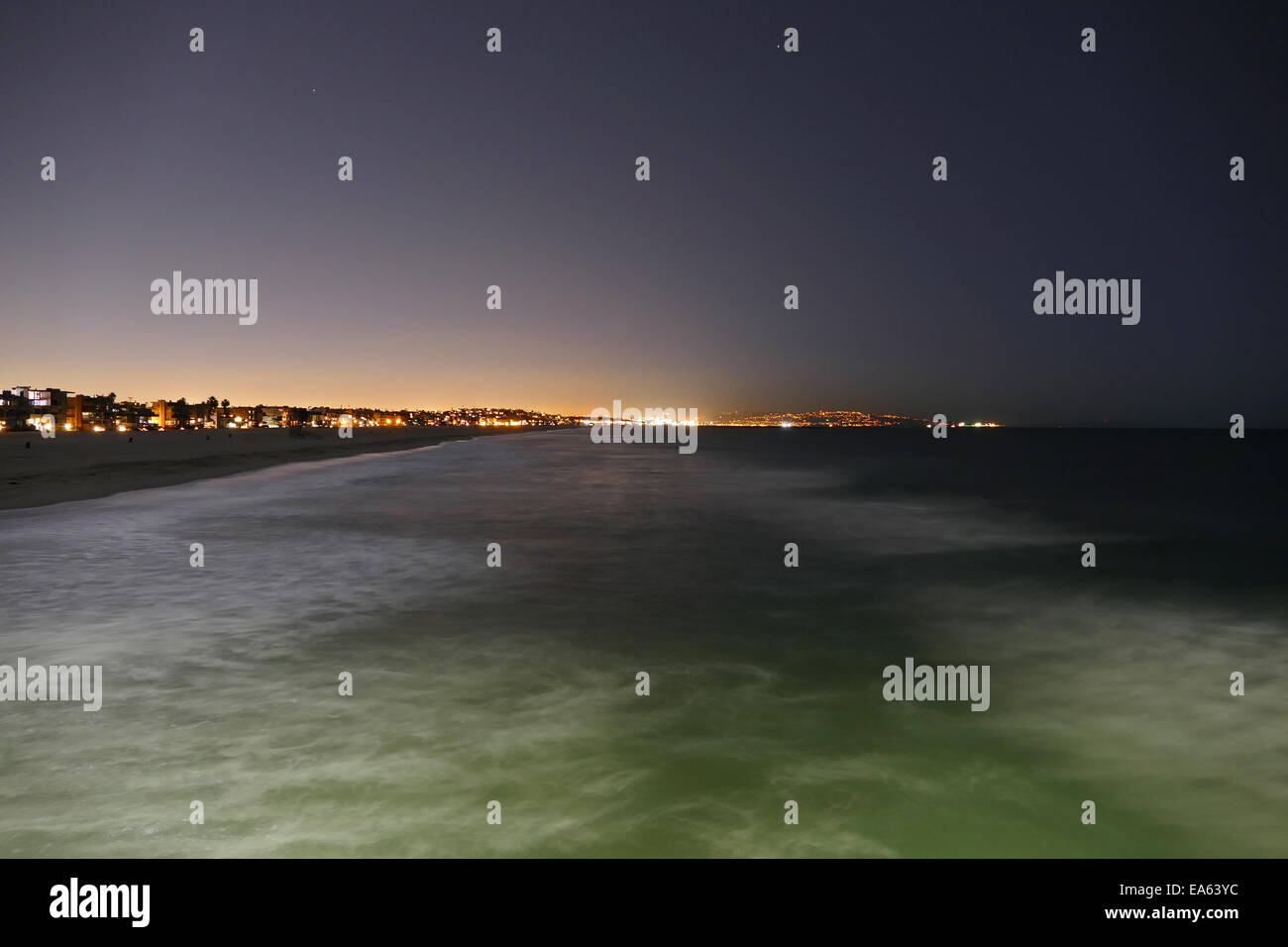 Venice Beach Surf in der Nacht. Stockfoto