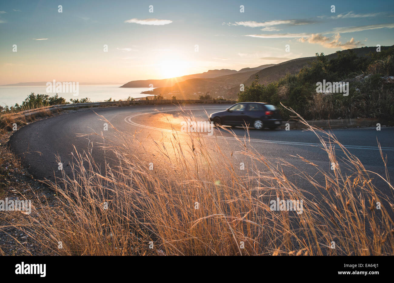 Mediterrane Straße am Sonnenuntergang. Bewölkter Himmel Stockfoto