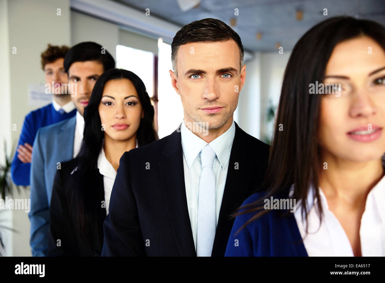 Personengruppe eine ernste Angelegenheit in einer Reihe im Büro Stockfoto