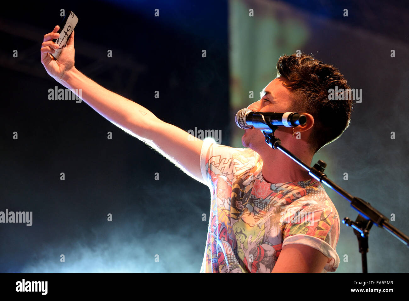 BARCELONA - 23 Mai: Mario Jefferson (Sänger) dauert ein Selfie in die Bühne beim Primavera Pop Festival von Los 40 Principales. Stockfoto