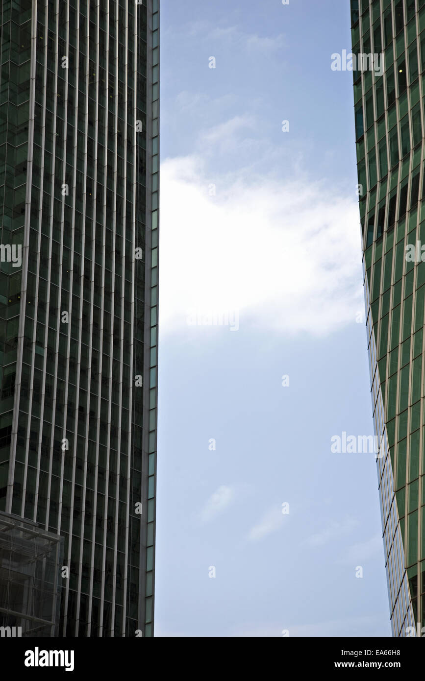 Leerstehendes Gebäude vor Ort zwischen zwei Wolkenkratzer Stockfoto