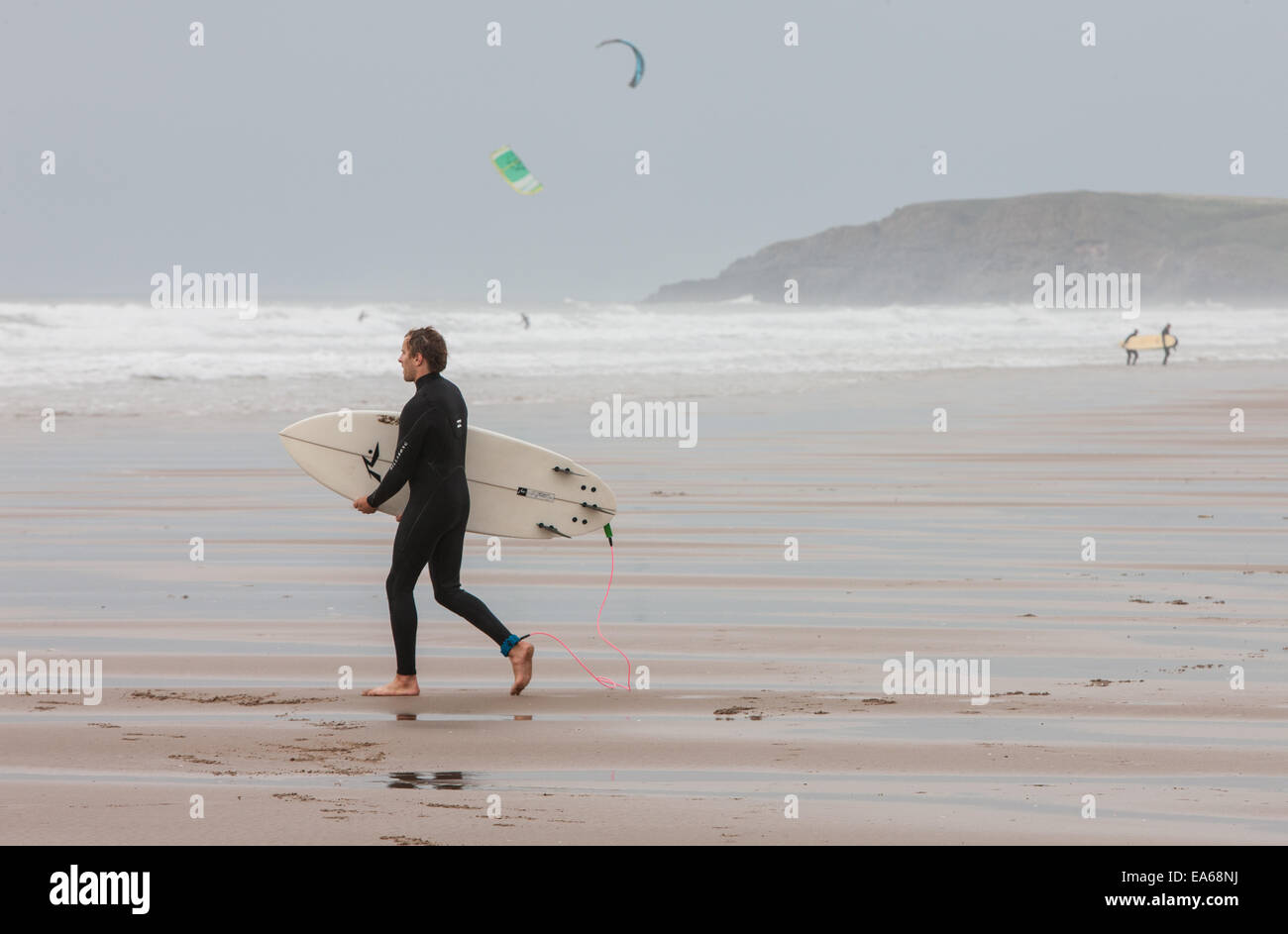 Surfer am Llangennith, Rhosilli, Rhossili, Rhossilli Bay, Gower, Halbinsel, Süd-Wales, Wales, am Strand, Winter, Wurmkopf, Stockfoto