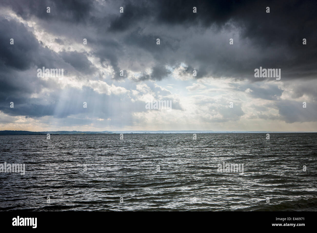 Angelboot/Fischerboot unter Sonne vor der Wolke Himmel Stockfoto