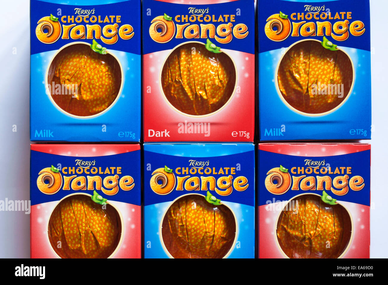 Boxen von Terry's Chocolate Orange dunkel und Terrys Chocolate Orange Milch auf weißem Hintergrund Stockfoto