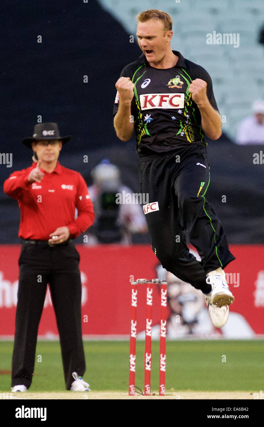 Melbourne, Victoria, Australien. 7. November 2014. DOUG BOLLINGER von Australien feiert nach der Einnahme einer Pforte während Spiel zwei der International Twenty20-Cricket-Serie-Match zwischen Australien und Südafrika bei der MCG. Bildnachweis: ZUMA Press, Inc./Alamy Live-Nachrichten Stockfoto