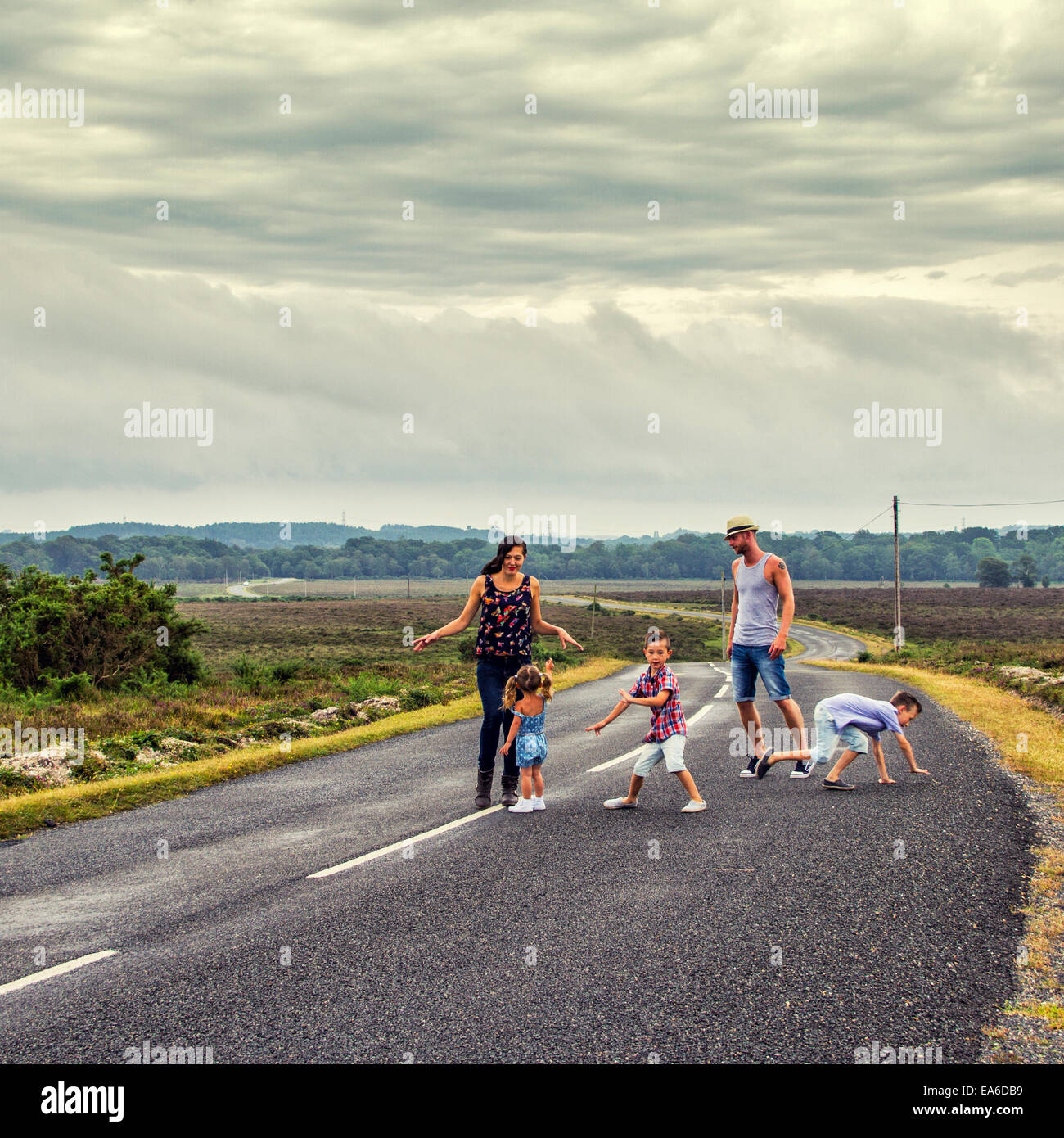 Familientanz mitten auf einer Straße, New Forest, Hampshire, England, Großbritannien Stockfoto
