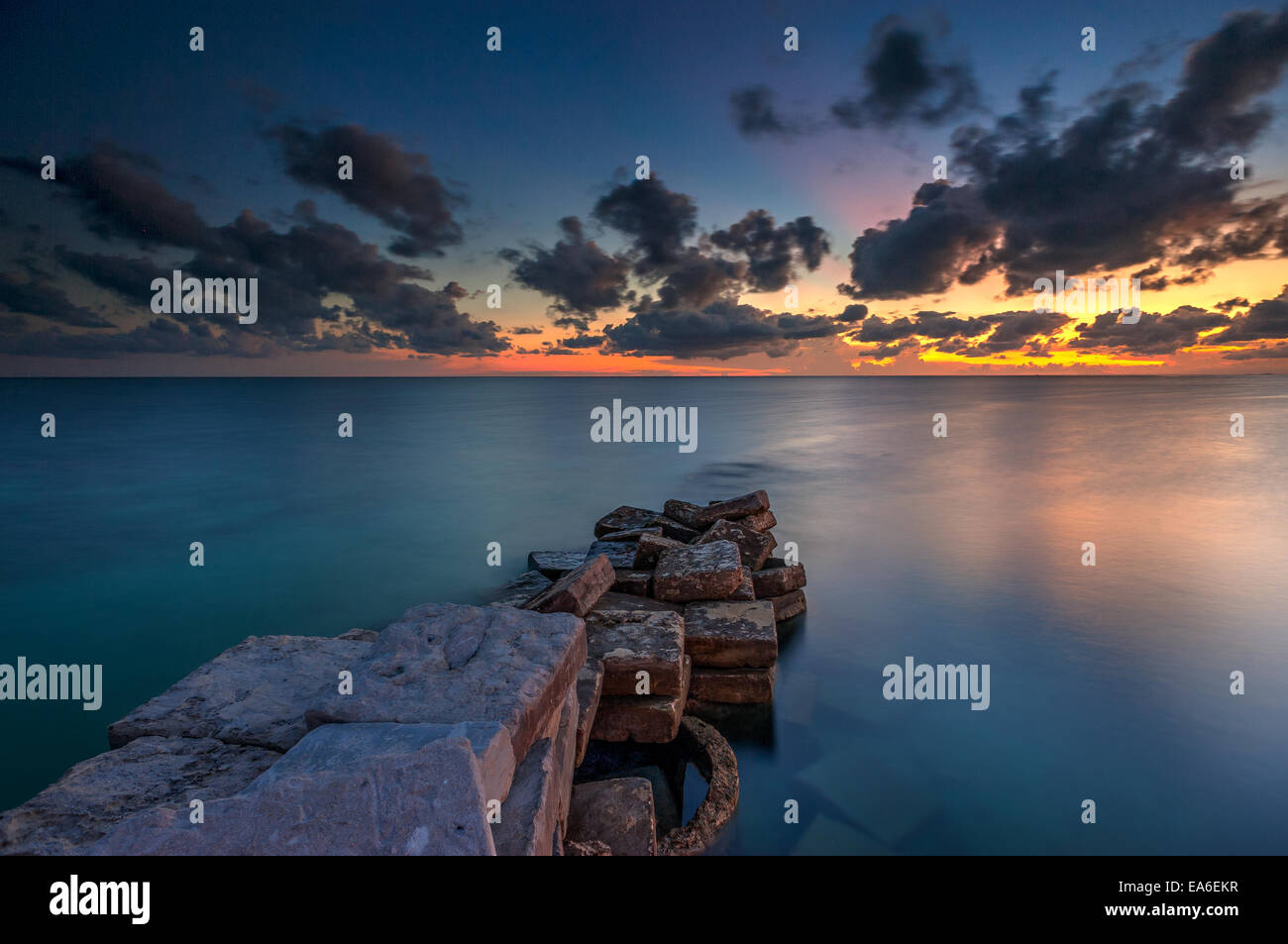 Malaysia, Sabah, Ray of Light Sonnenuntergang auf Mabul Island Stockfoto