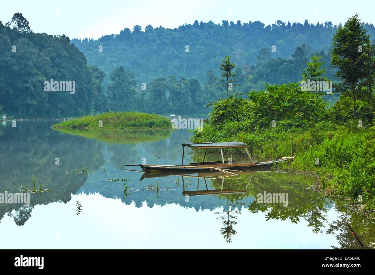 Indonesien, Sukabumi, Situ Gunung, morgen Reflexion Stockfoto