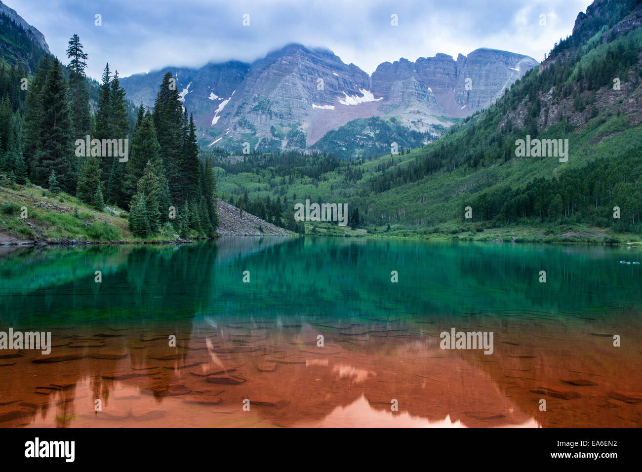 USA, Colorado, Aspen, Maroon Bells rot und grün Stockfoto