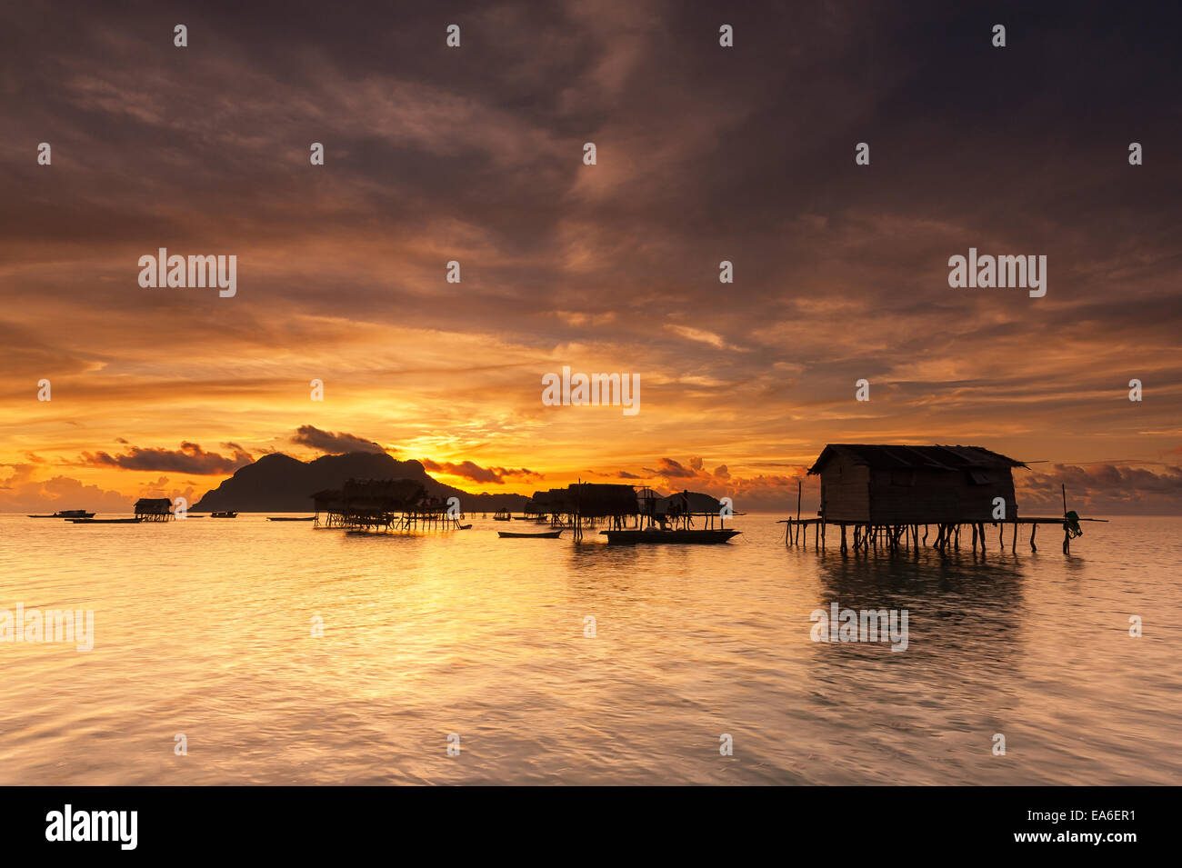 Malaysia, Sabah, Sea Gypsy Hütten bei Sonnenaufgang Stockfoto