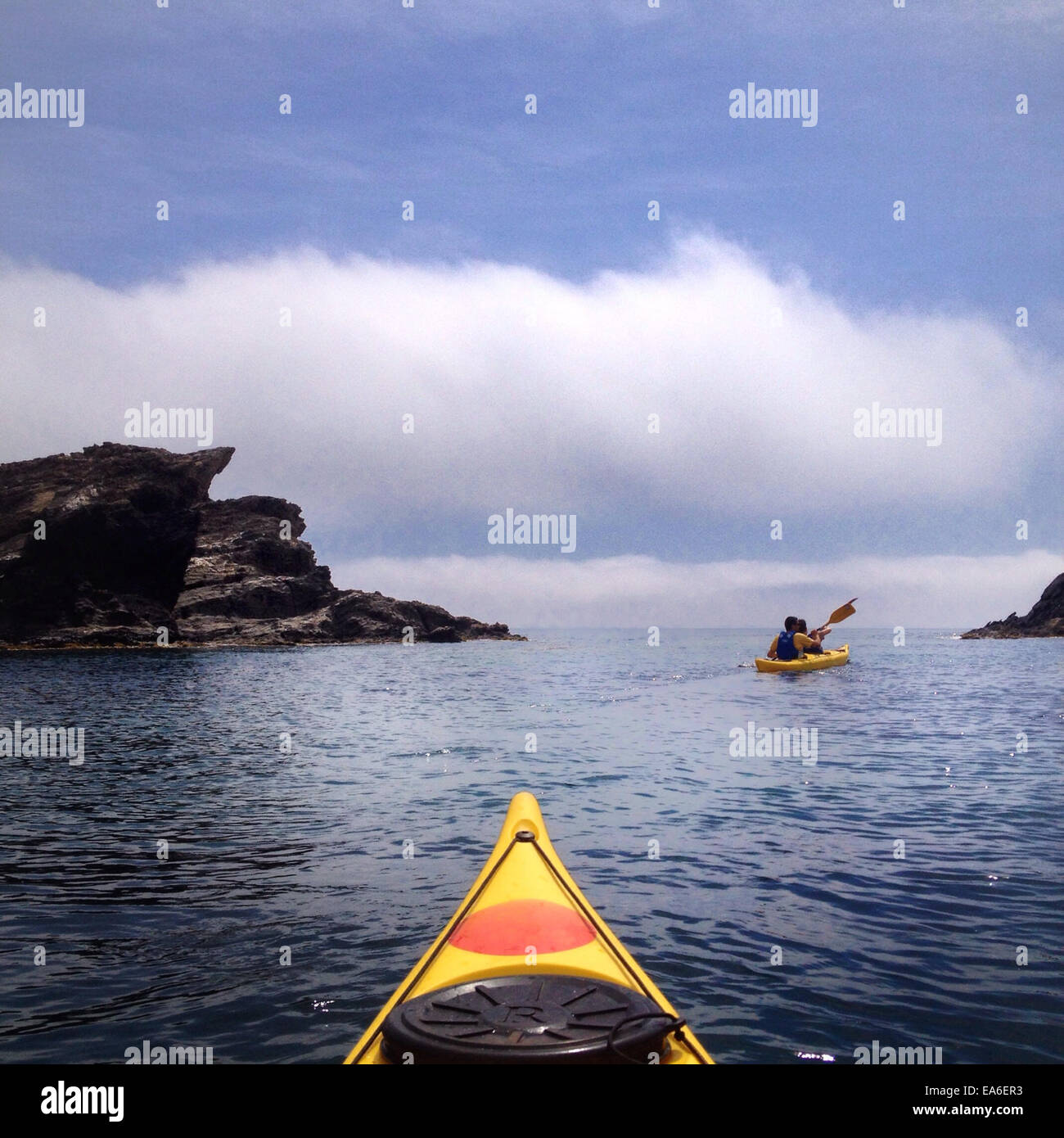 Spanien, Costa Brava, Kayaking zwischen Felsen Stockfoto