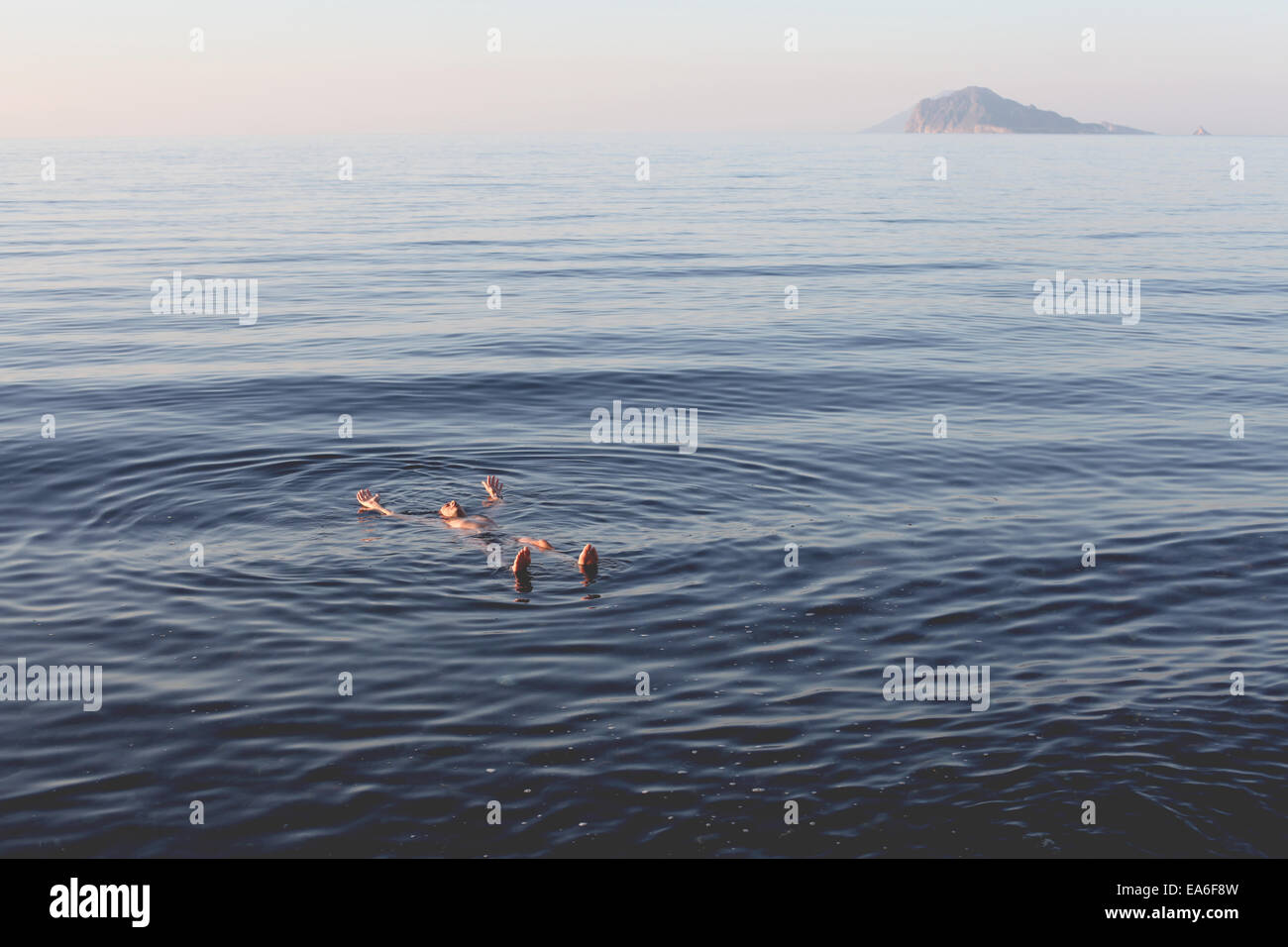 Mann schwimmt im Meer, Lipari, Äolische Inseln, Italien Stockfoto
