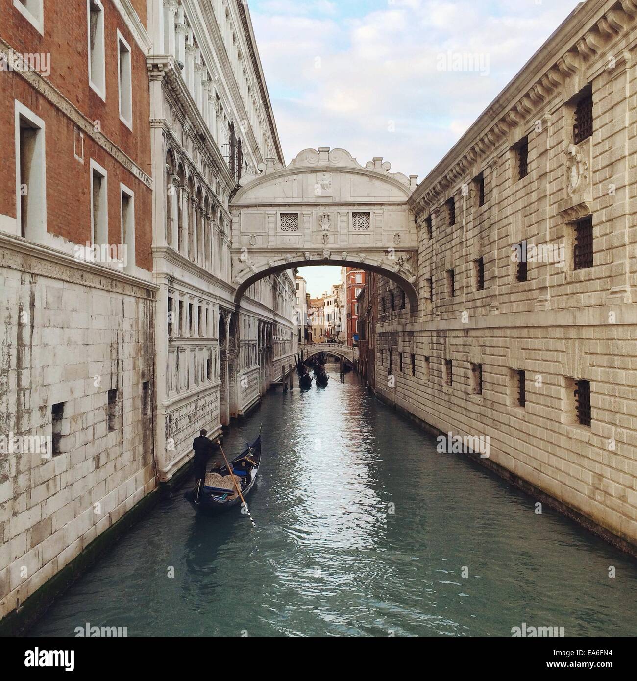 Italien, Venedig, Blick auf Gondeln im Kanal Stockfoto