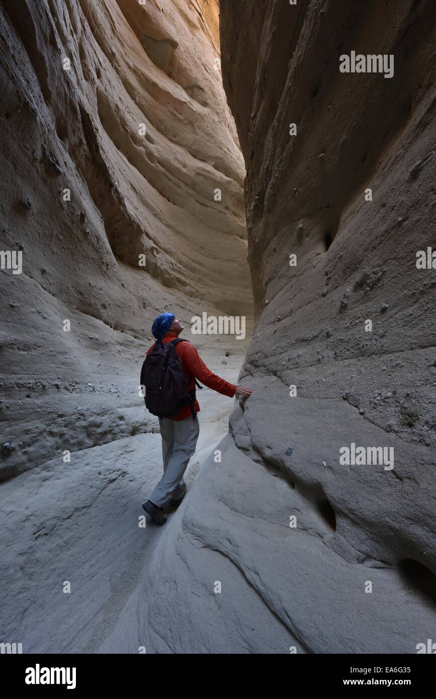 USA, California, Anza-Borrego Desert State Park, Man durch Palm Slot Canyon wandern Stockfoto
