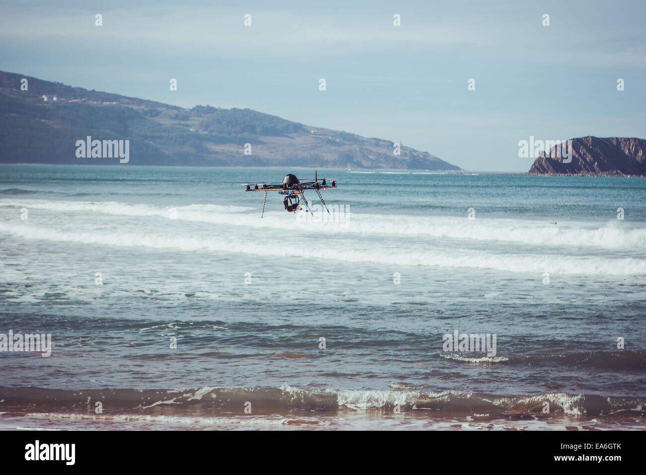 Drohne fliegt über Meer, Bermeo, Spanien Stockfoto