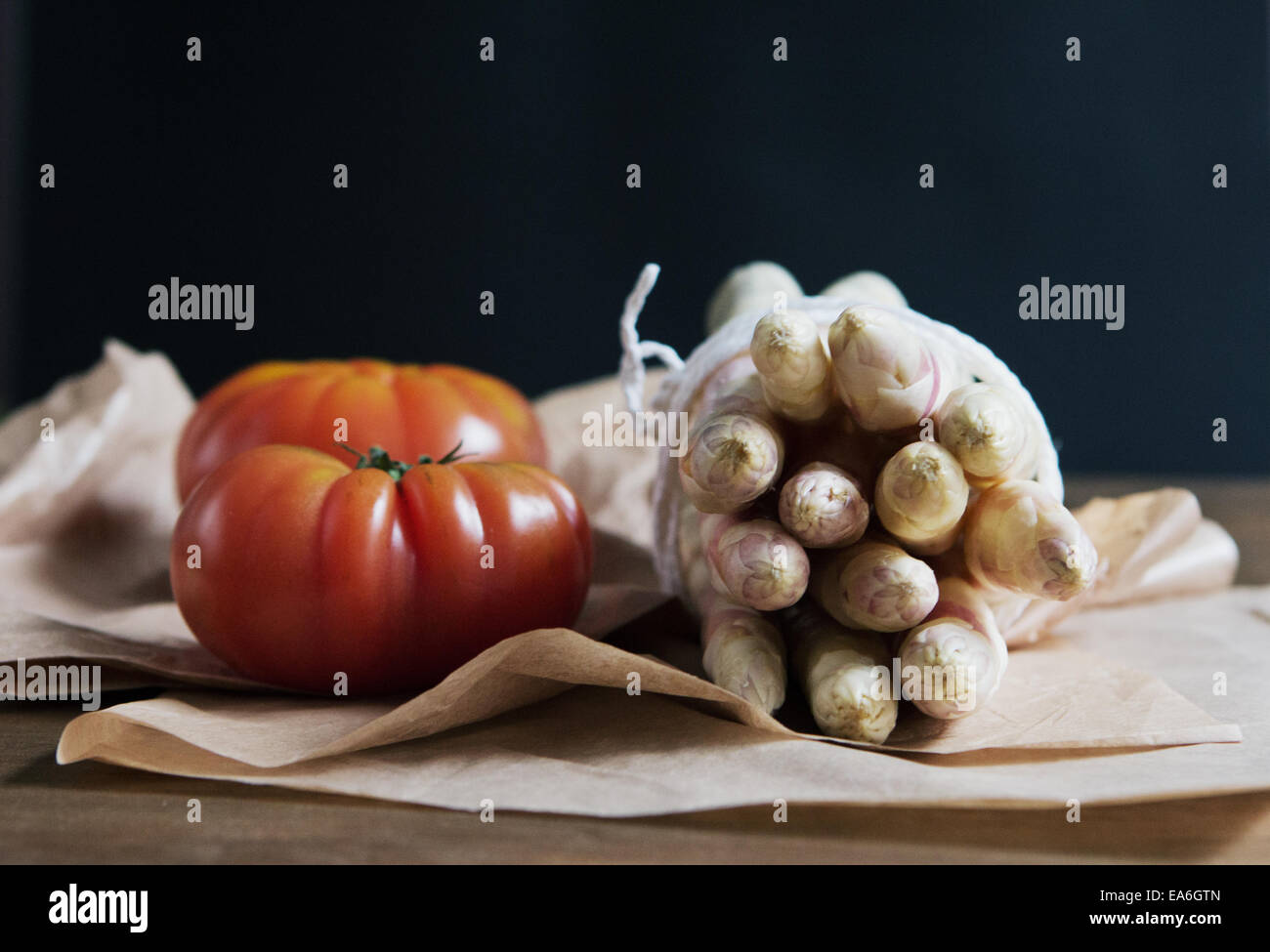Spargel und Tomaten Stockfoto