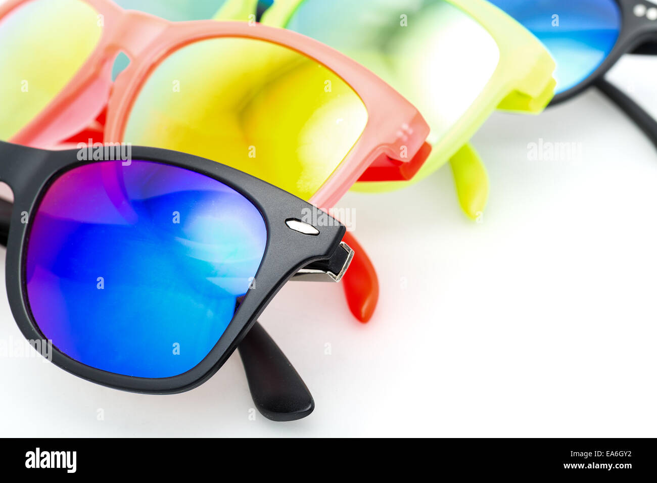 Einige sehr helle Sonnenbrille Eyewear, Closeup auf weißem Hintergrund Stockfoto