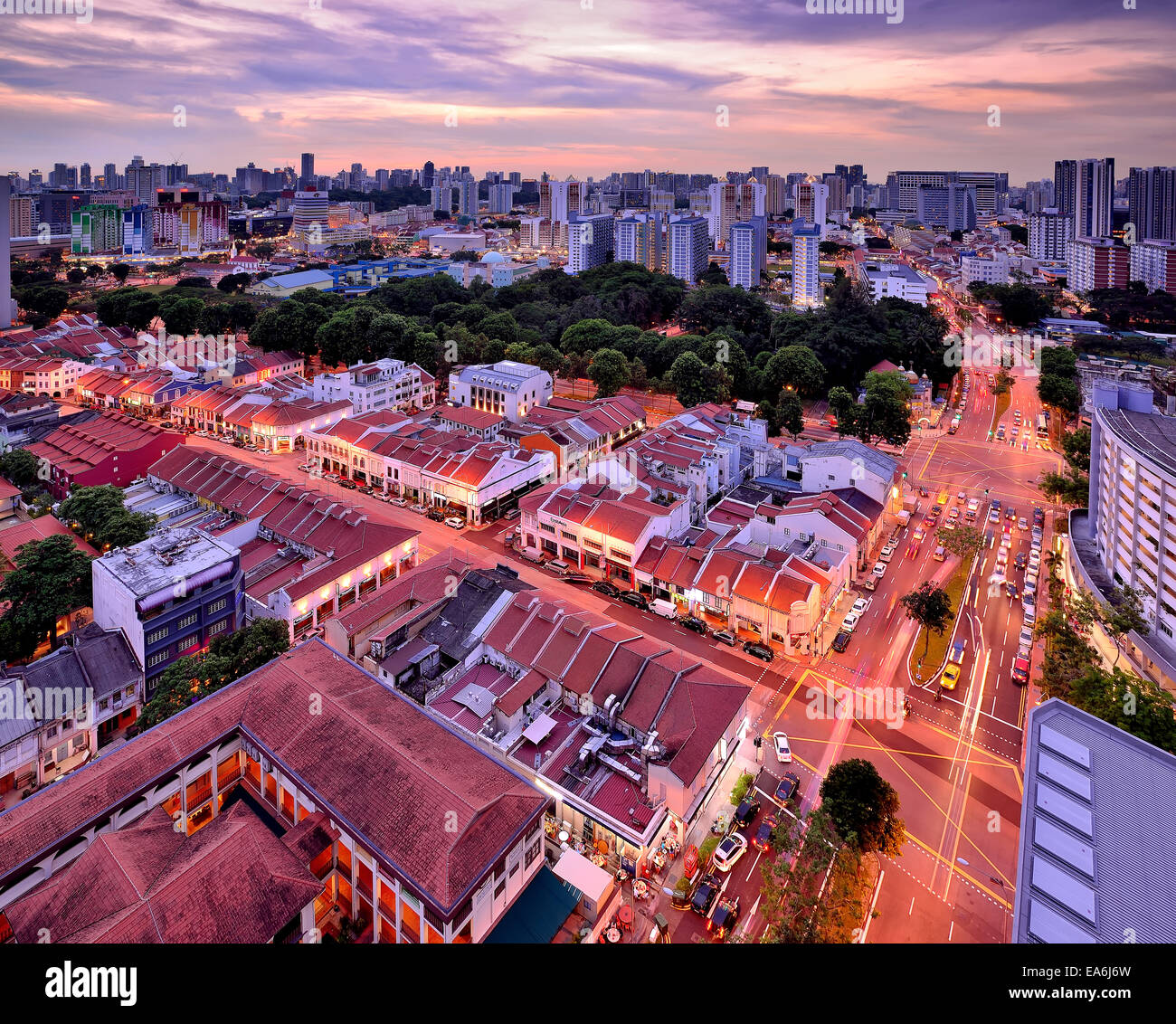 Singapur, Skyline der Stadt in der Abenddämmerung Stockfoto