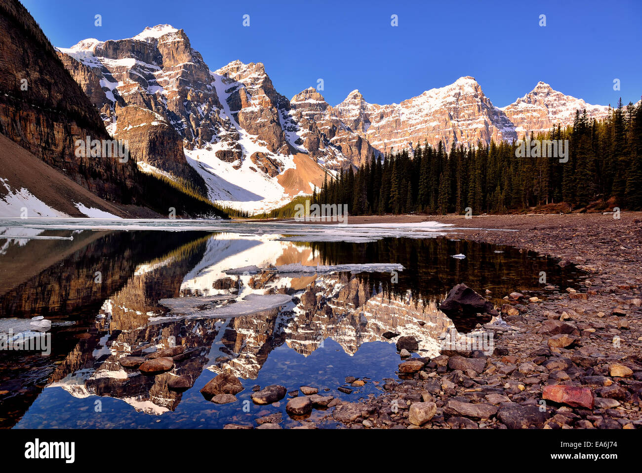 Kanada, Banff National Park, Blick auf Moraine Lake und Valley of the Ten Peaks Stockfoto