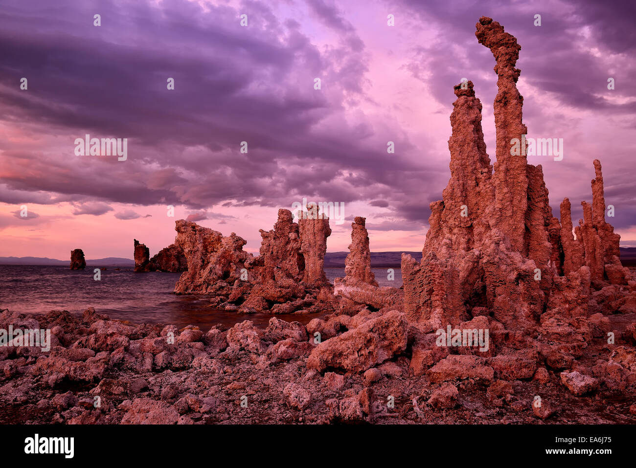 Kalifornien, Mono Lake, Aussicht auf Tuffstein Towers Stockfoto