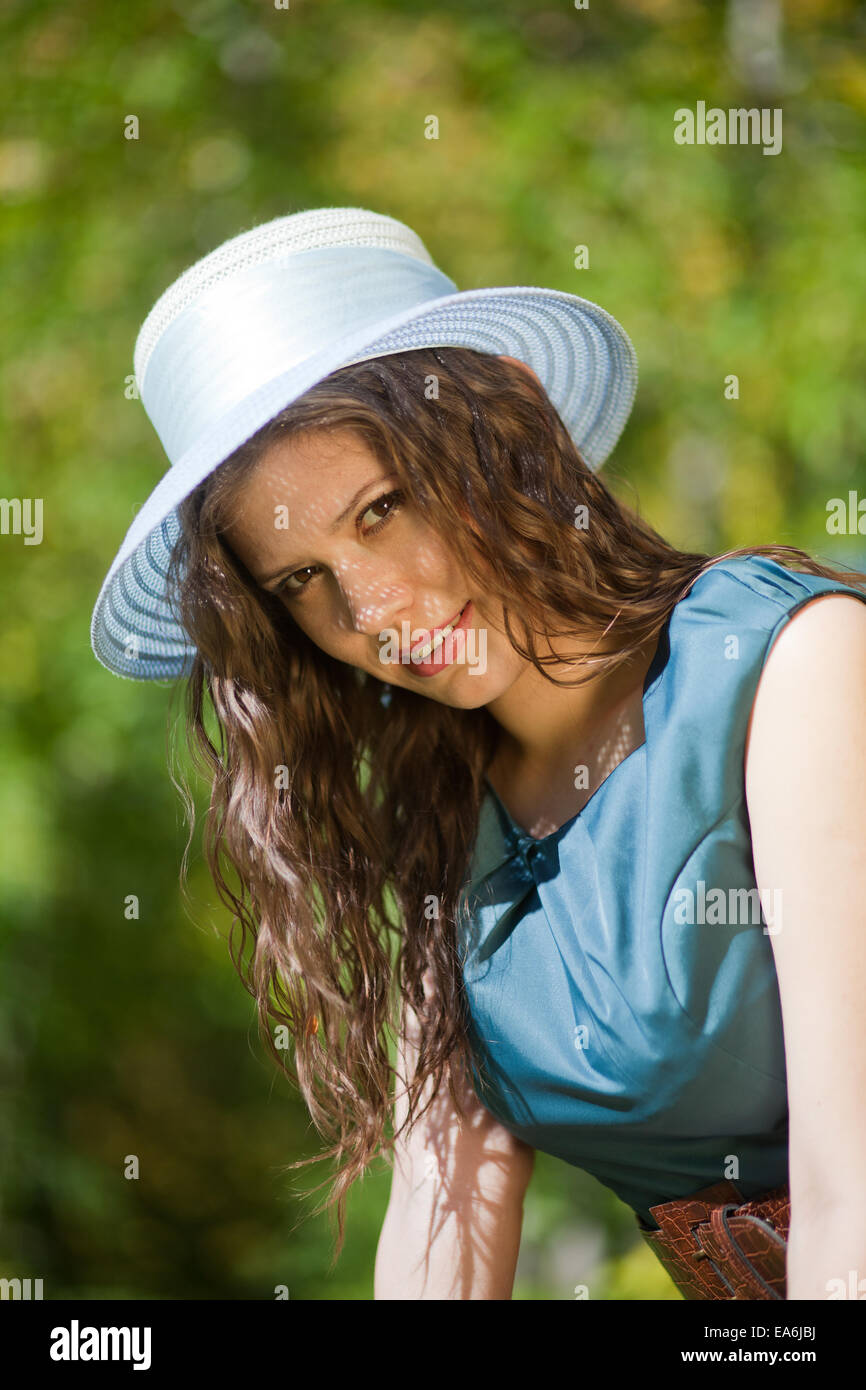 Mädchen mit Hut an einem Sommertag Stockfoto