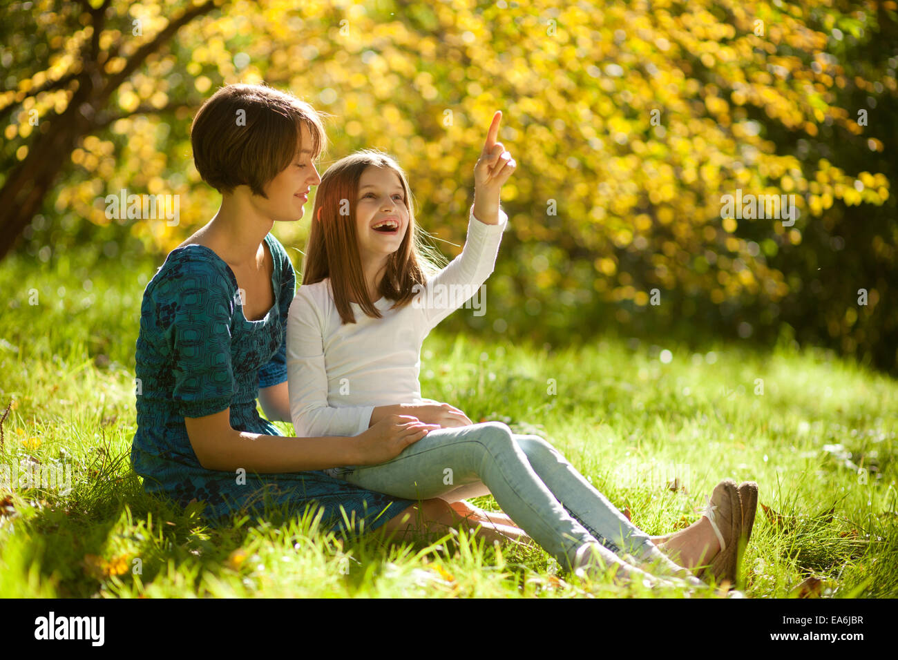 zwei Schwestern in einem Park im Herbst Stockfoto