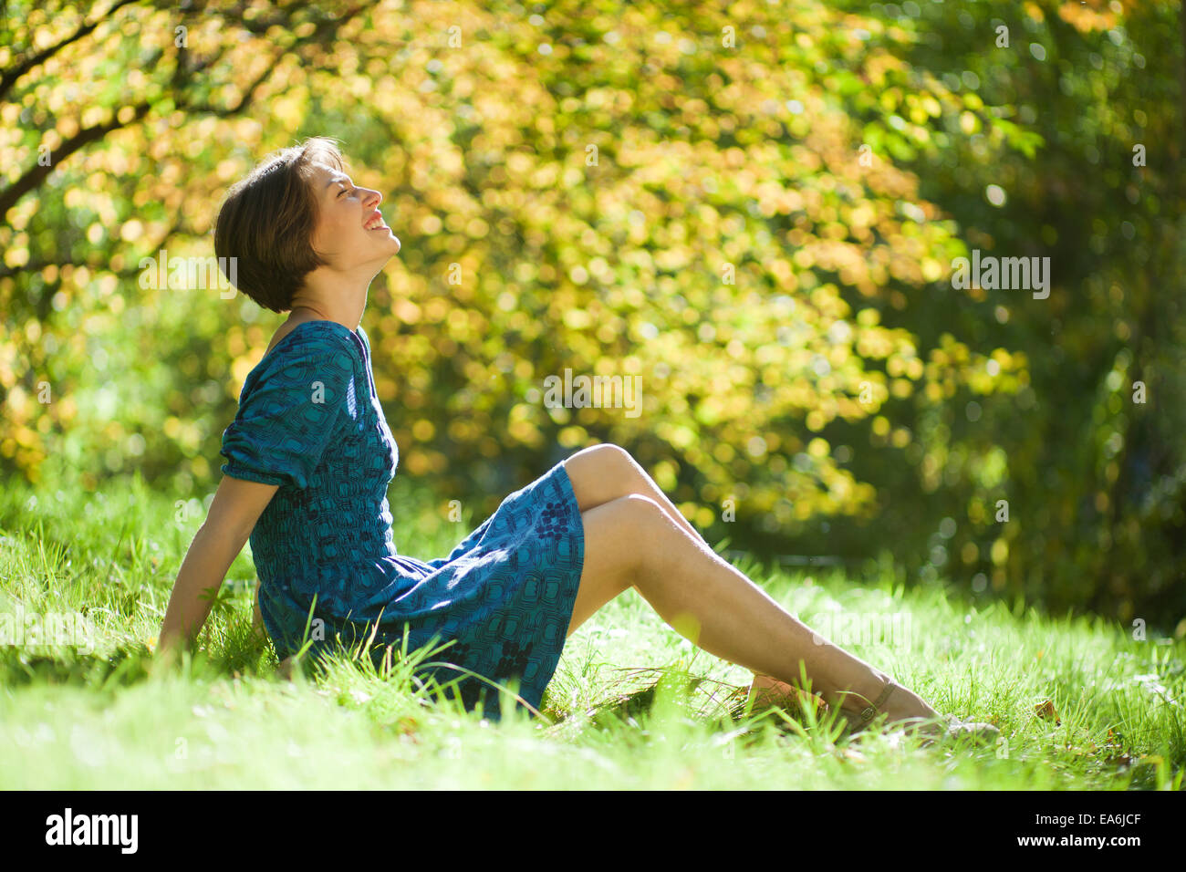 Mädchen auf dem Rasen im park Stockfoto