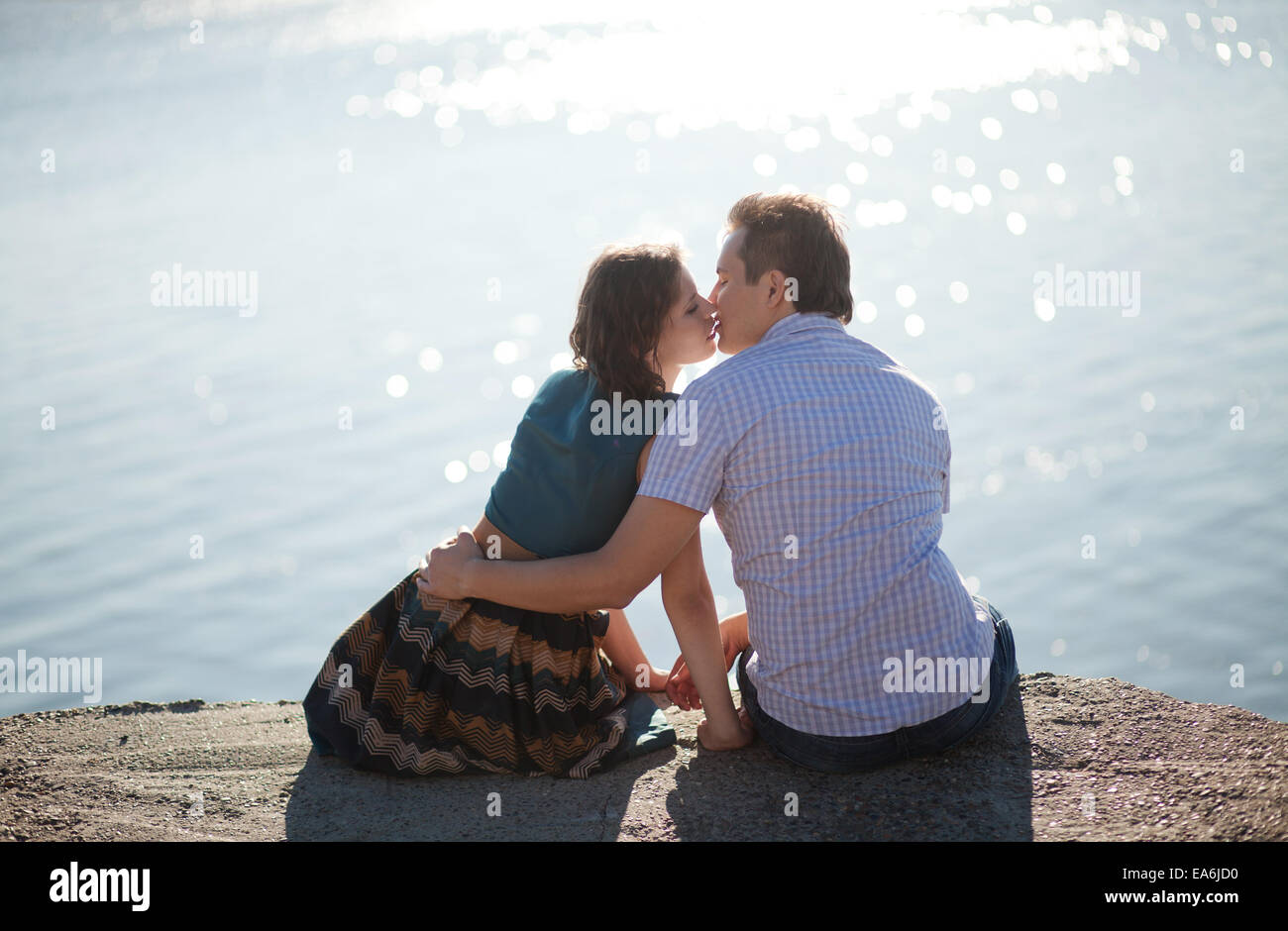paar küssen am Ufer Stockfoto
