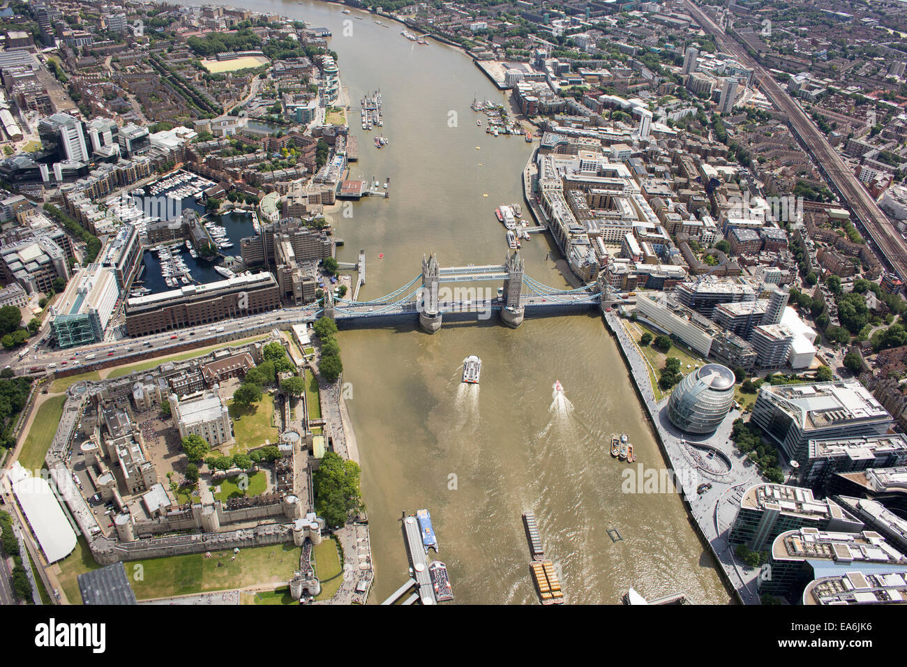 Luftaufnahme der Tower Bridge und der Stadt, London, England, Großbritannien Stockfoto