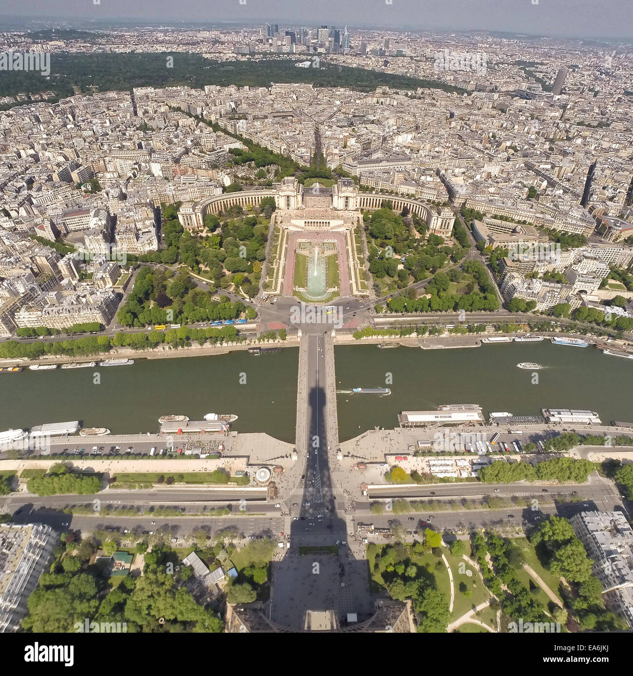 Frankreich, Paris, Eiffelturm Schatten auf Luftbild der Stadt Stockfoto