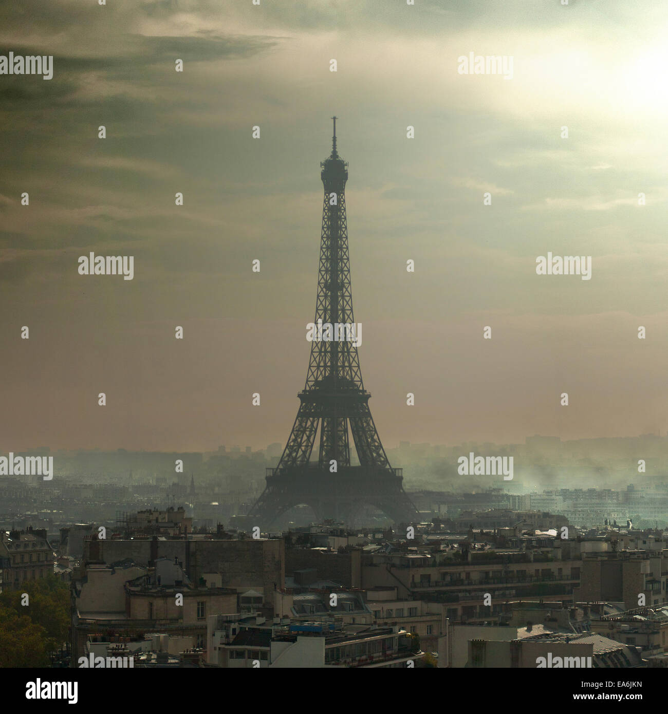 Frankreich, Paris, Eiffelturm im smog Stockfoto