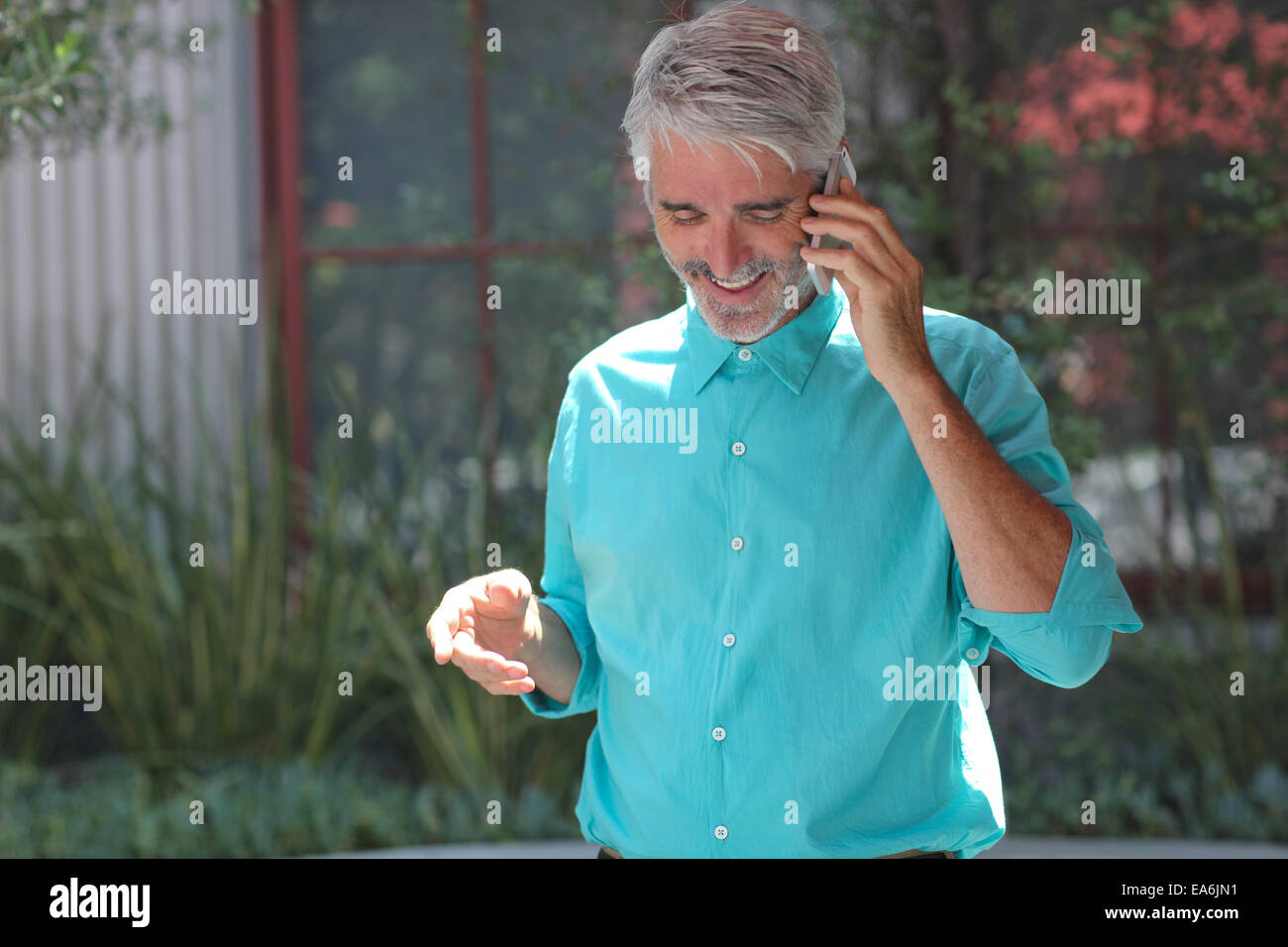 Unternehmer, die im freien telefonieren mit Handy Stockfoto