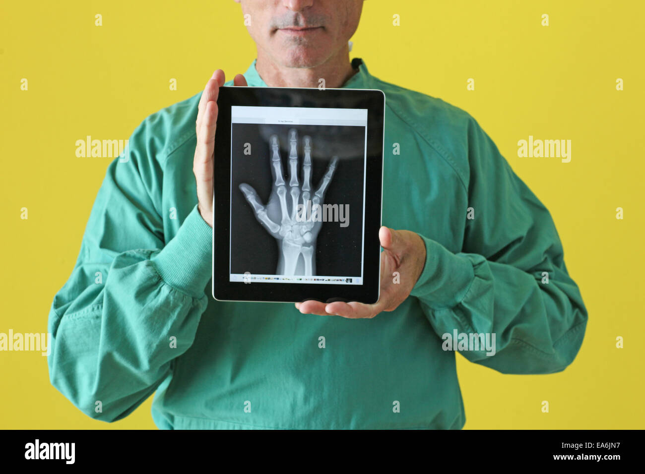 Chirurg hält Tablet mit x-ray Stockfoto