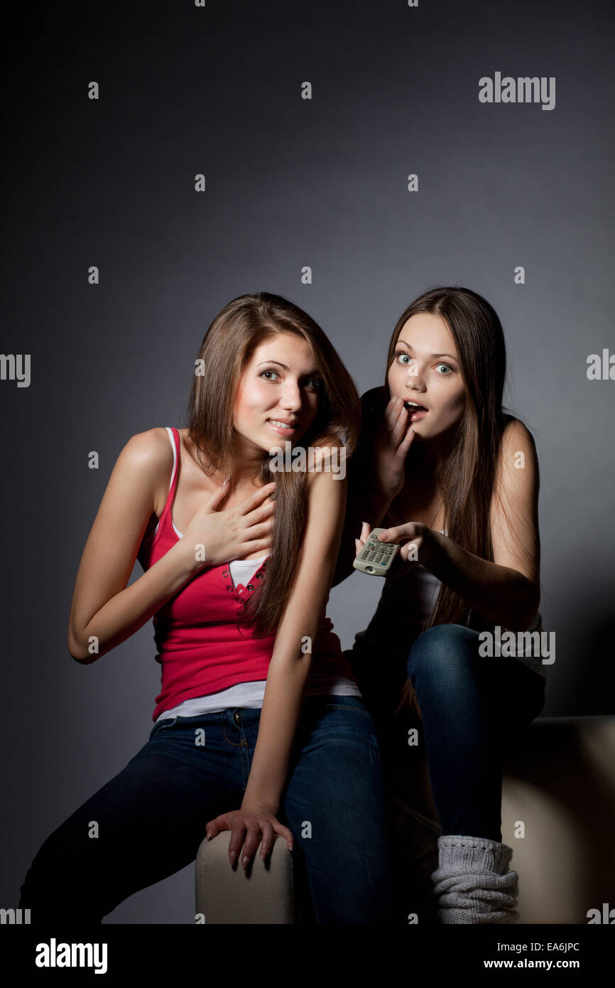 Zwei Mädchen sind vor dem Fernseher Stockfoto