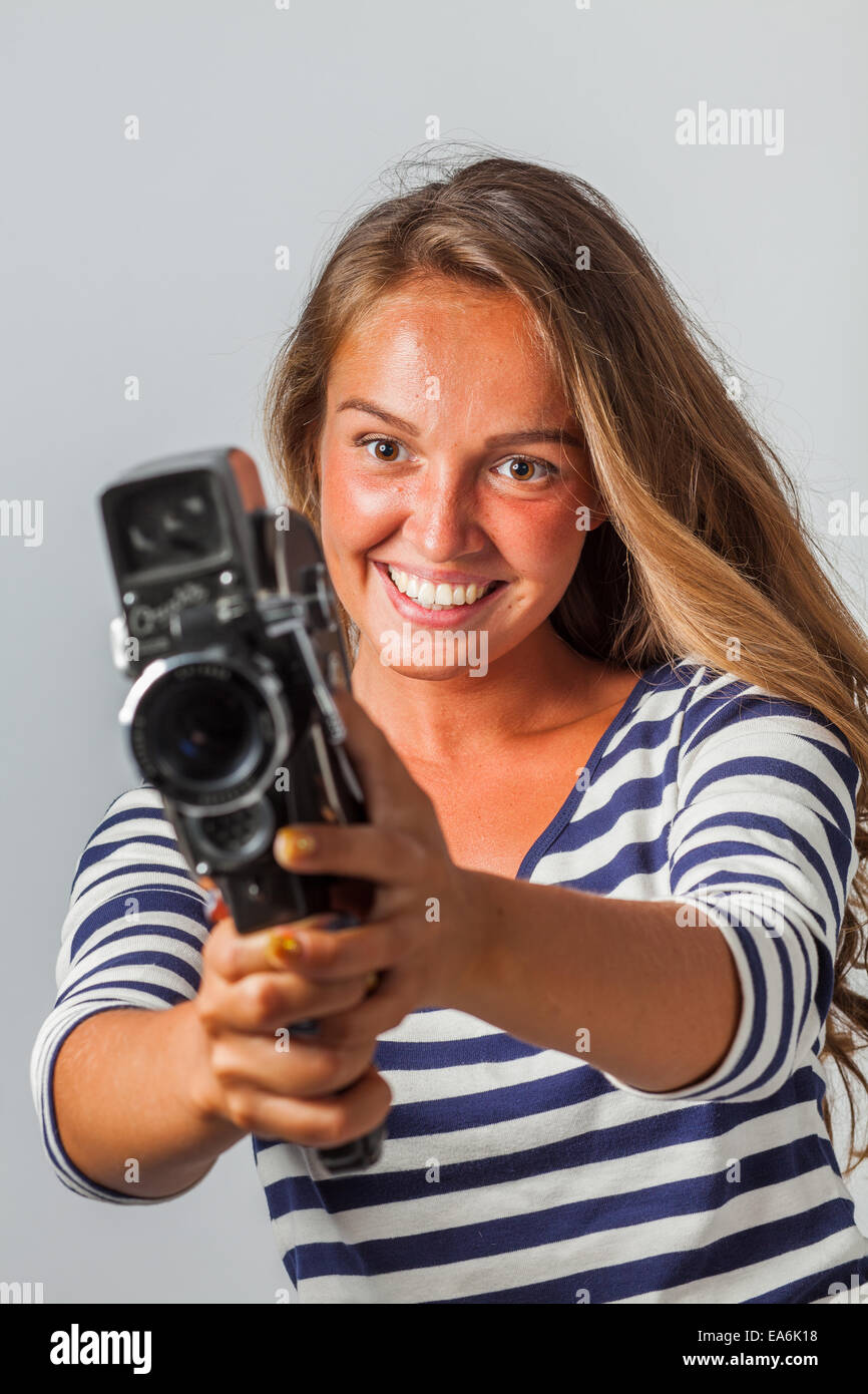 Mädchen mit einer 8mm-Retro-Film-Kamera Stockfoto