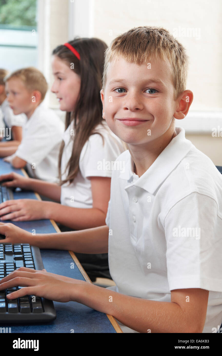 Männliche elementare Schüler in Computer Klasse Stockfoto
