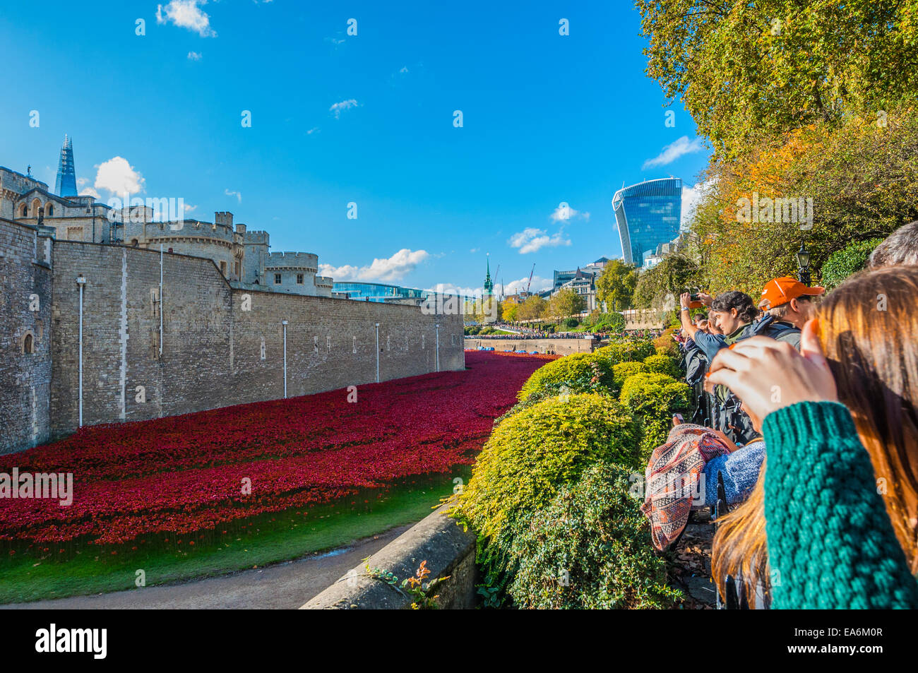 Blut fegte Länder und Meere von Rot ist eine Kunstinstallation von Paul Cummins den 100. Jahrestag des Ausbruchs des Ersten Weltkrieges phillip Roberts Stockfoto