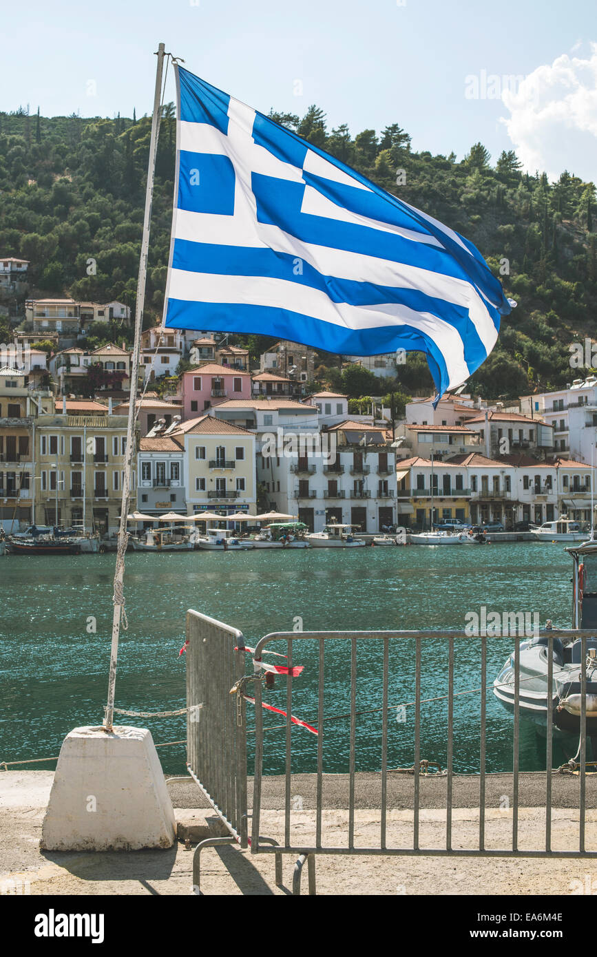 Greek flag on beach -Fotos und -Bildmaterial in hoher Auflösung – Alamy