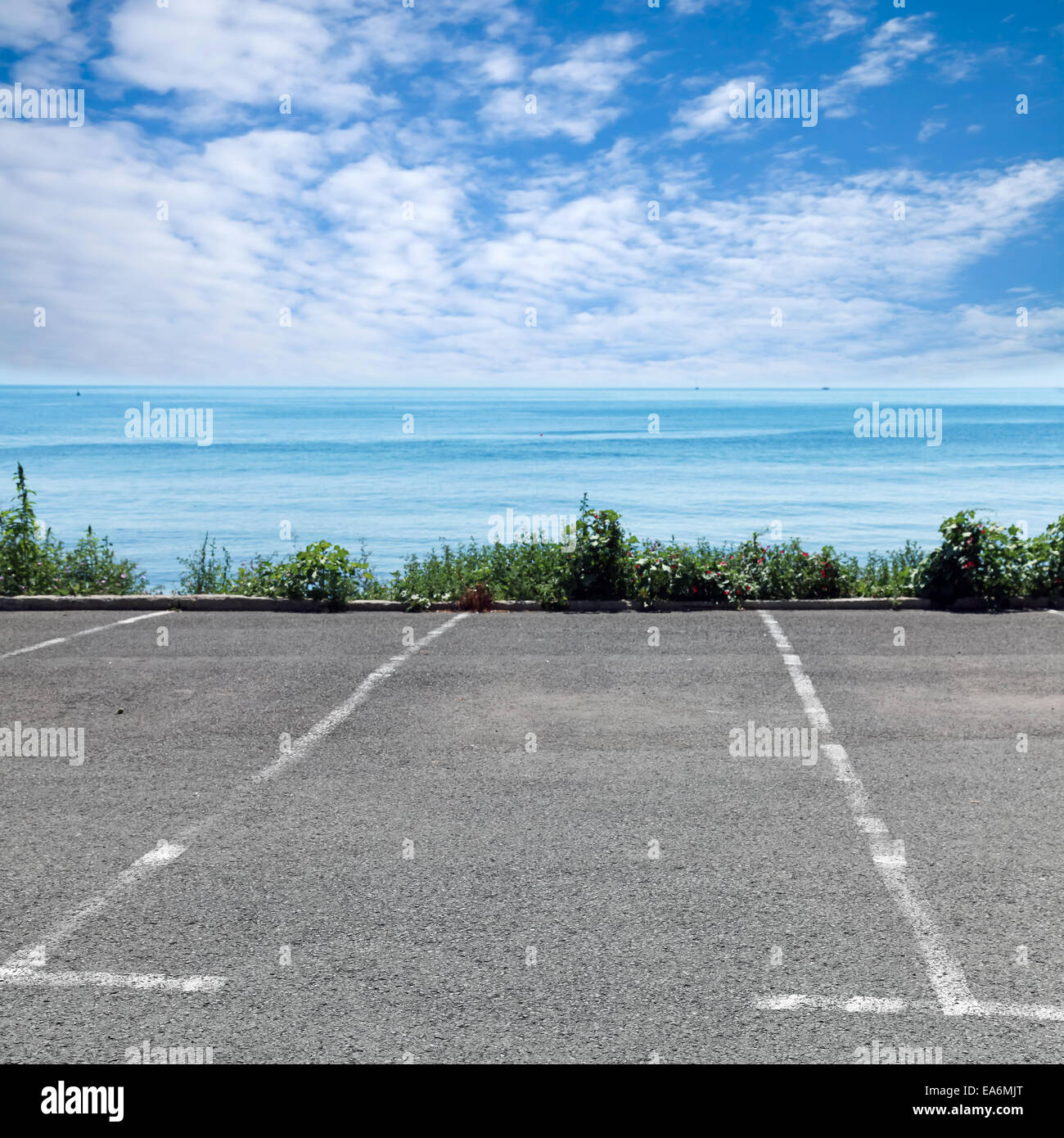 Leeren Parkplatz an der Küste im Sommertag Stockfoto