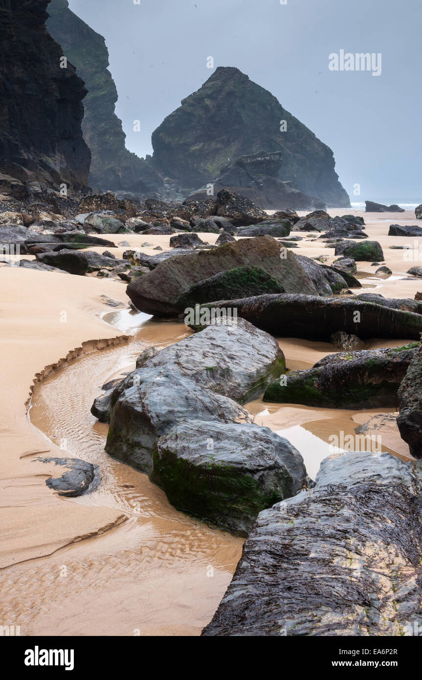 Steinen und Fels-Pools am Strand von Bedruthan Steps in der Nähe von Mawgan Porth in Cornwall, England. Stockfoto